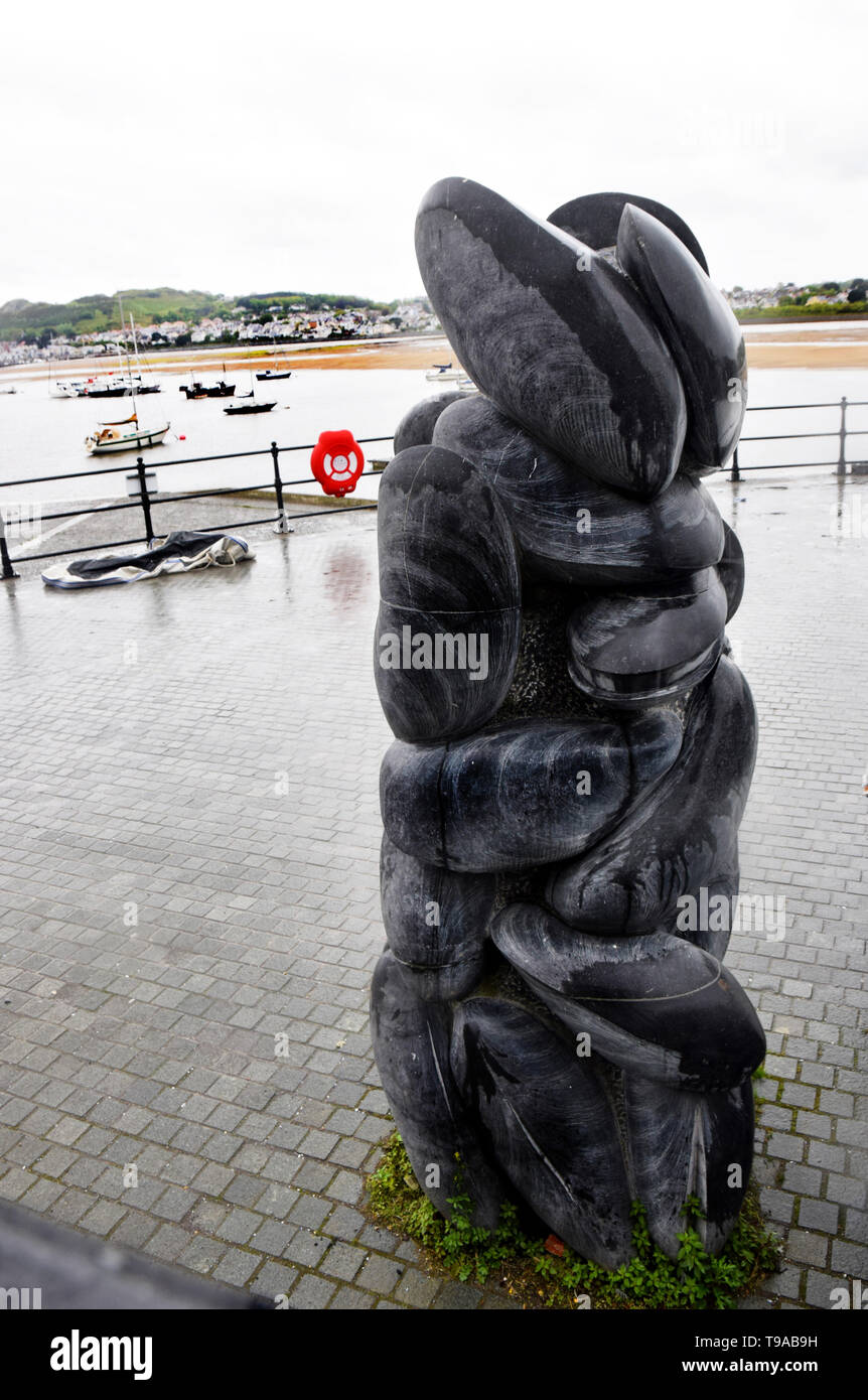 Mussel shell Skulptur Graeme Mitcheson 2007 am Kai in Conwy Conway North Wales aus Kilkenny Kalkstein Stockfoto