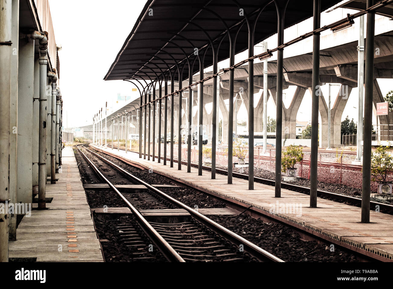 Lokale Bahnhof Plattform Und Verkehr Signage Leute Uber Die Gassen Einfache Architektur Gebaude Design Konzept Idee Fur Den Transport Zu Stoppen Stockfotografie Alamy