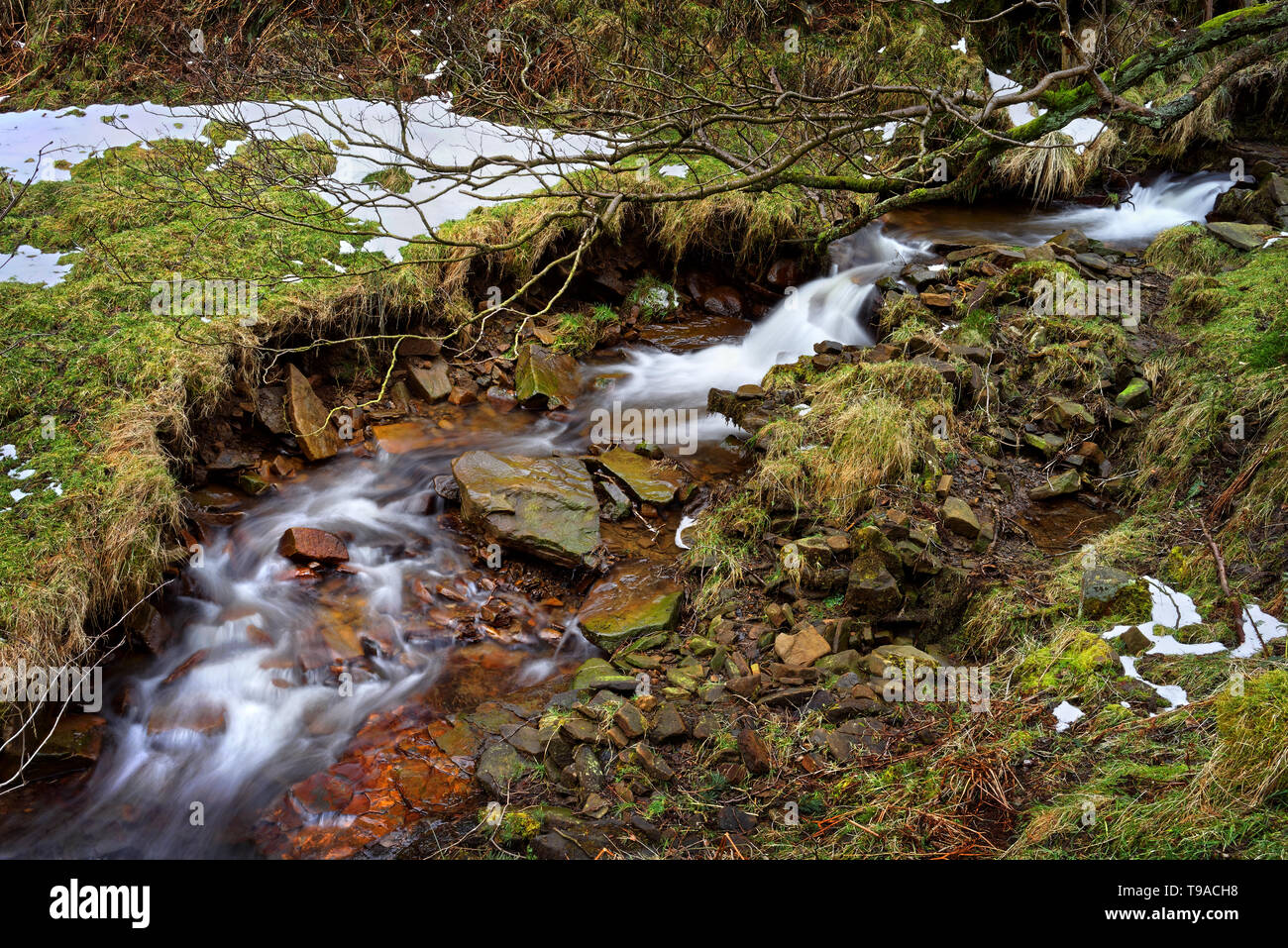 Großbritannien, Derbyshire, Peak District, Ouzelden Clough Wasserfälle im Winter Stockfoto