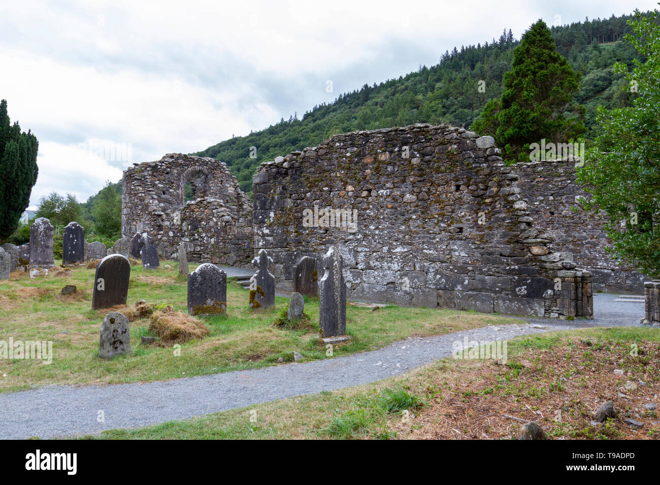 Außenwände Die Kathedrale, Glendalough Glendalough, County Wicklow, Irland ruinieren. Stockfoto