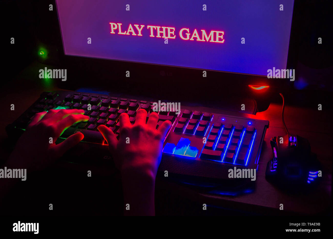 Beleuchtete mea Mechanical Computer Tastatur an Nahe und Hände waitingto starten Sie das Spiel spielen. Stockfoto