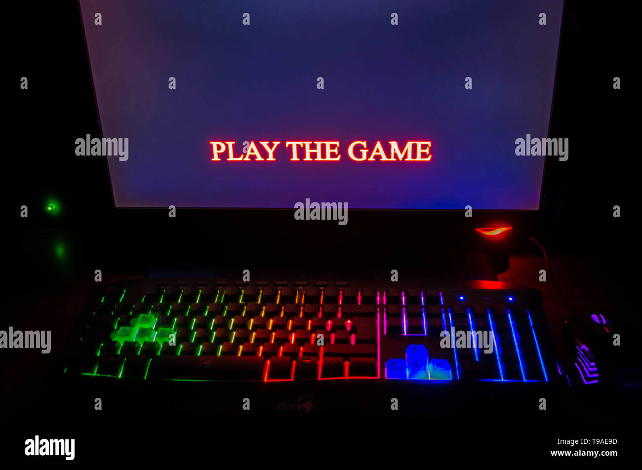 Beleuchtete mea Mechanical Computer Tastatur an Nahe und Hände waitingto starten Sie das Spiel spielen. Stockfoto