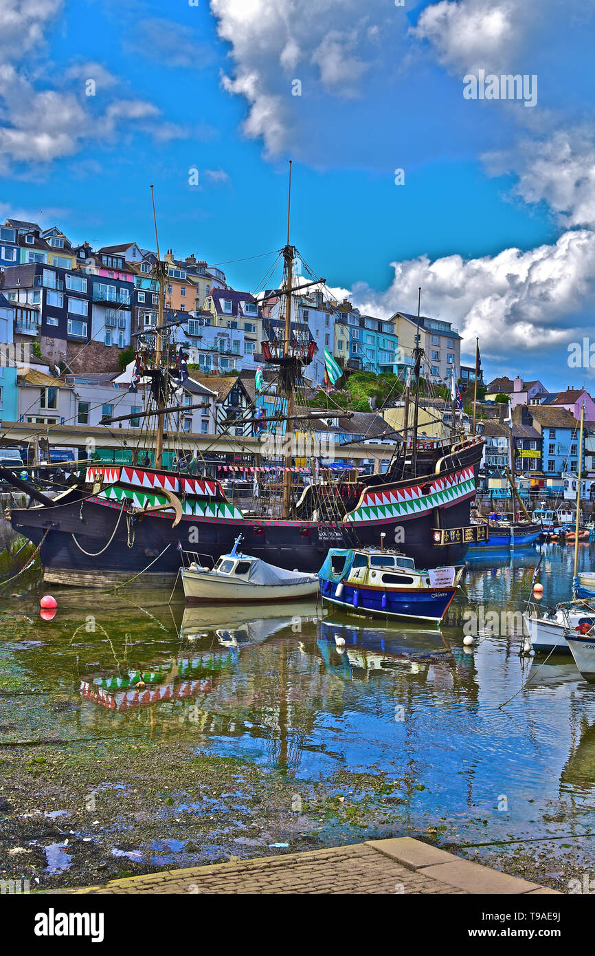 Blick auf den Hafen von Brixham mit dem Golden Hind in der Mitte. Es ist eine vollständige Nachbildung von Sir Francis Drakes Schiff, in dem er die Welt umrundet Stockfoto