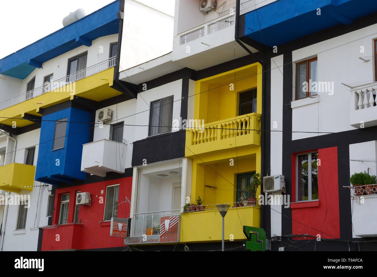 Altes Mehrfamilienhaus in gemischten Farben gelb blau rot Durresi Durres Albanien lackiert Stockfoto