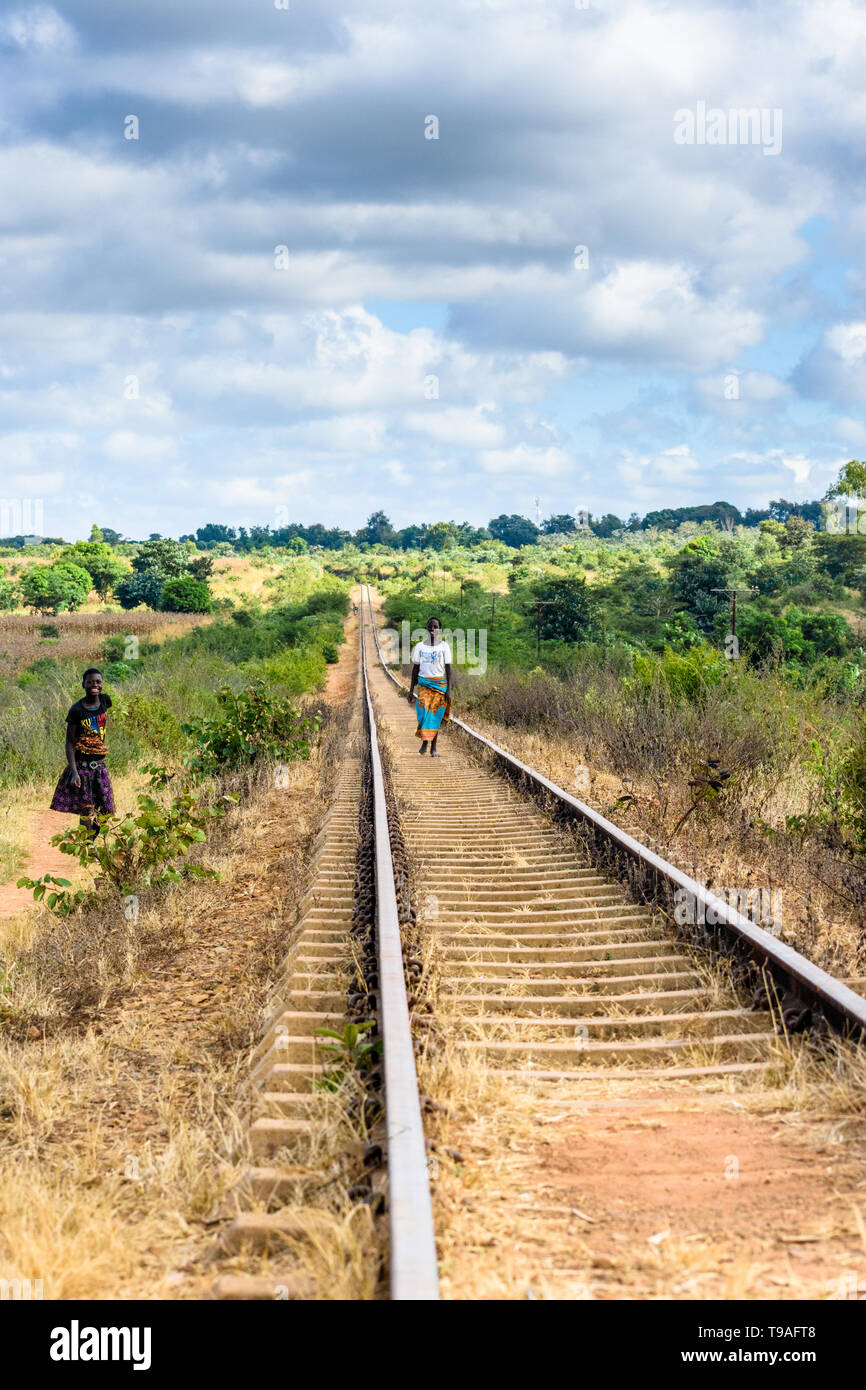 Mädchen zu Fuß eine stillgelegte Bahntrasse in Malawi Stockfoto