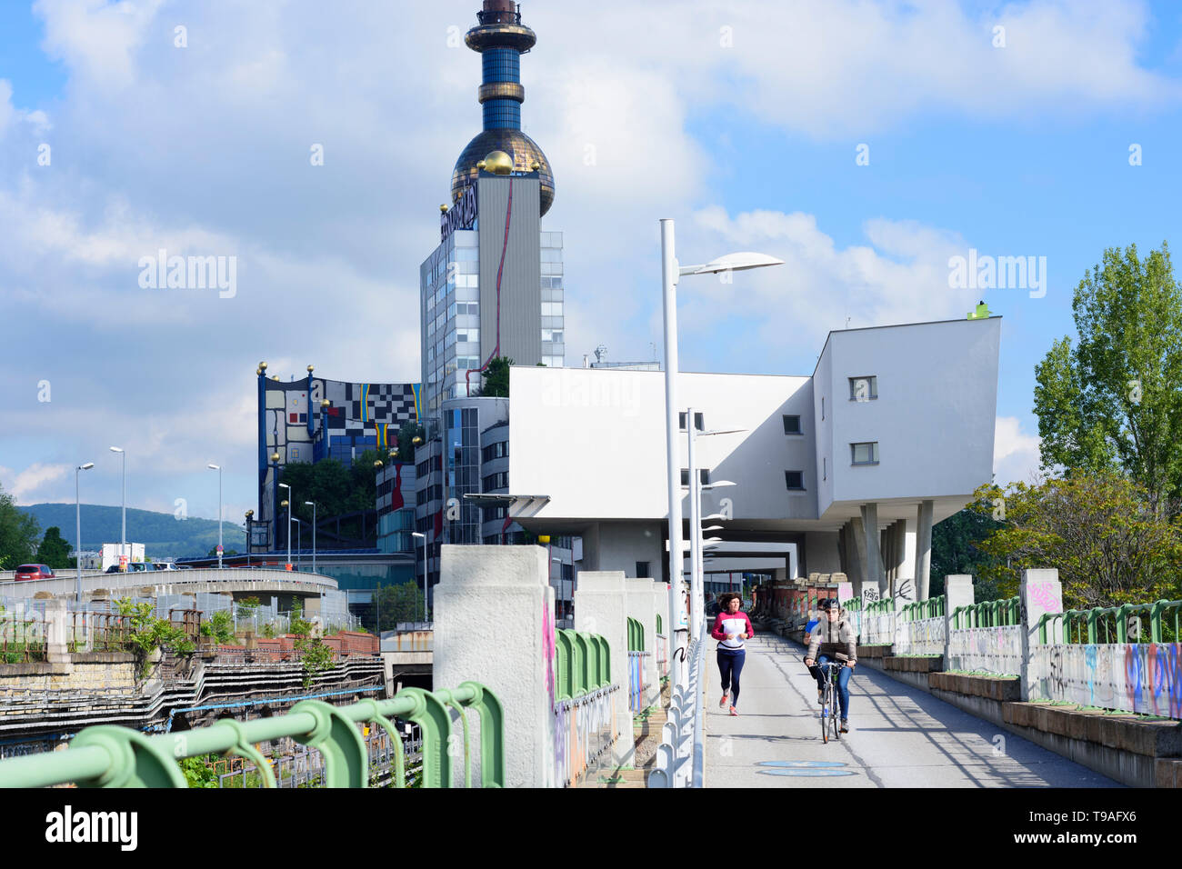 Wien, Wien: Müllverbrennungsanlage Spittelau, Architekt Hundertwasser, Weise an der ehemaligen Stadtbahn Zug weg, Jogger im 09. Alsergrund, Wien, Austri Stockfoto Wien, Wien: Müllverbrennungsanlage Spittelau, Architekt Hundertwasser, Weise an der ehemaligen Stadtbahn Zug weg, Jogger im 09. Alsergrund, Wien, Austri Stockfoto