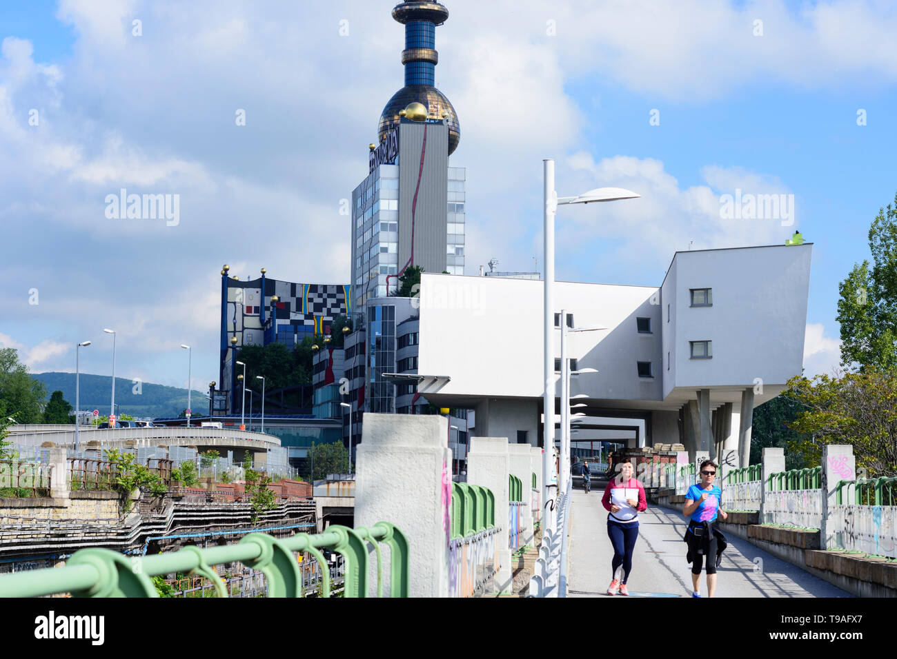 Wien, Wien: Müllverbrennungsanlage Spittelau, Architekt Hundertwasser, Weise an der ehemaligen Stadtbahn Zug weg, Jogger im 09. Alsergrund, Wien, Austri Stockfoto Wien, Wien: Müllverbrennungsanlage Spittelau, Architekt Hundertwasser, Weise an der ehemaligen Stadtbahn Zug weg, Jogger im 09. Alsergrund, Wien, Austri Stockfoto