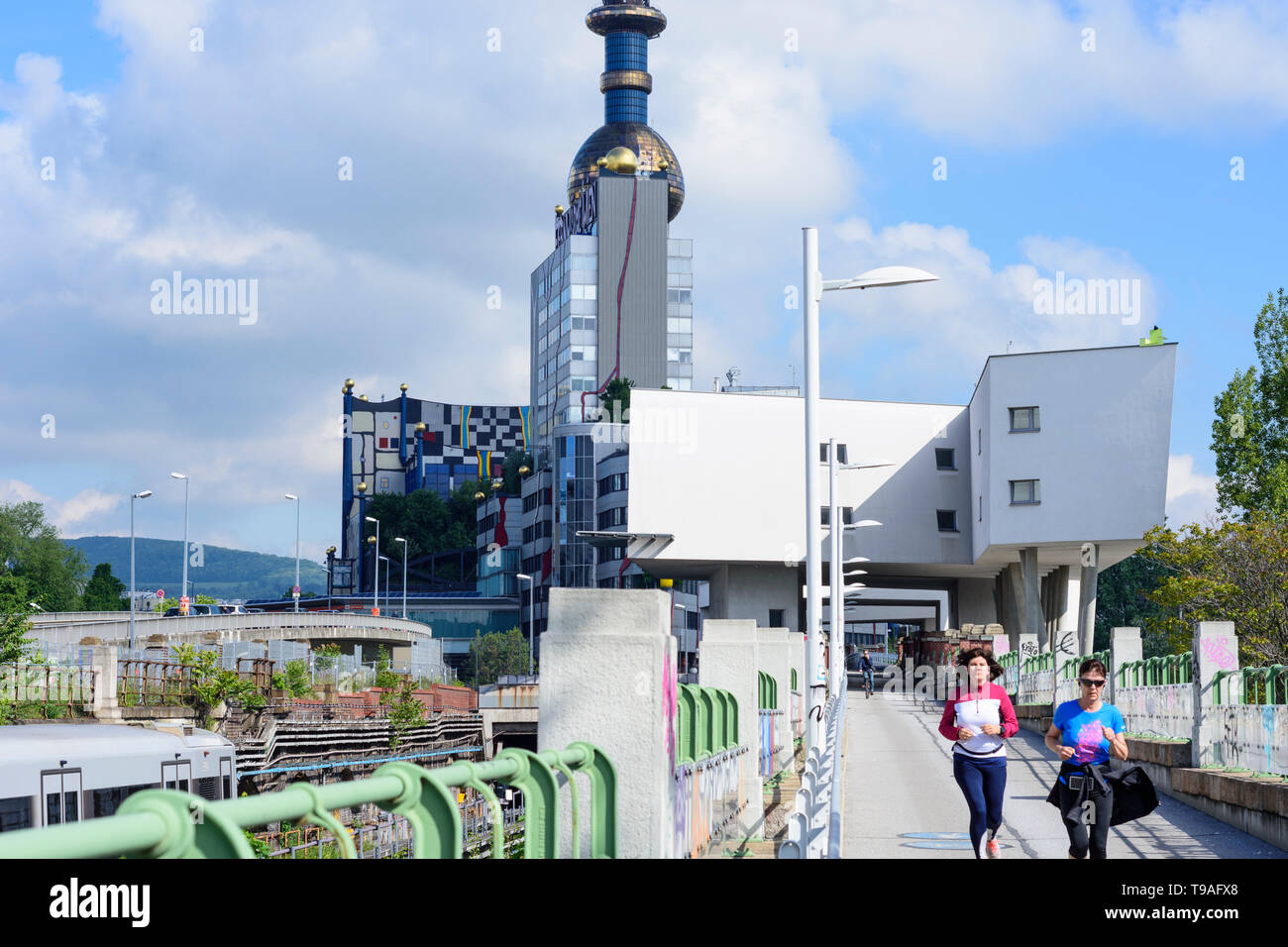 Wien, Wien: Müllverbrennungsanlage Spittelau, Architekt Hundertwasser, Weise an der ehemaligen Stadtbahn Zug weg, Jogger im 09. Alsergrund, Wien, Austri Stockfoto Wien, Wien: Müllverbrennungsanlage Spittelau, Architekt Hundertwasser, Weise an der ehemaligen Stadtbahn Zug weg, Jogger im 09. Alsergrund, Wien, Austri Stockfoto