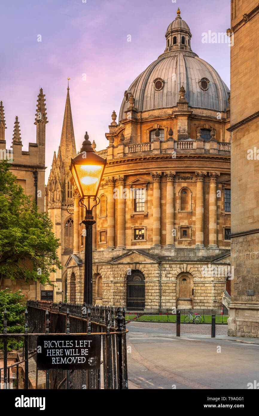 Die Radcliffe Camera ist ein Gebäude von der Universität Oxford, von James Gibbs im neo-klassischen Stil. Das berühmte Gebäude im Centr Stockfoto