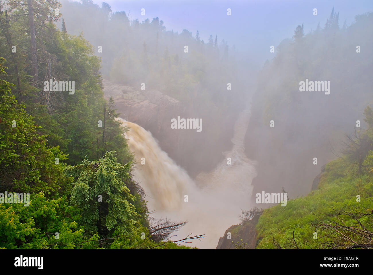 Der Fluss fließt über Aguasabon Aguasabon Fällt&Schlucht auf dem Weg zum Lake Superior Terrace Bay, Ontario, Kanada Stockfoto