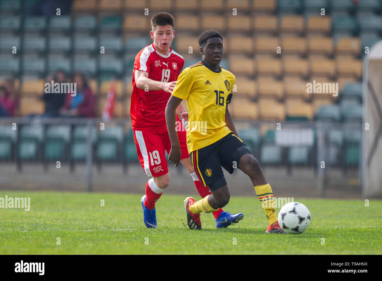 Newport, Wales, UK, 17. April 2019. Liam Chipperfield der Schweiz und Lucas Mondele Belgien während der Tri unter 15 Internationalen Frien Stockfoto