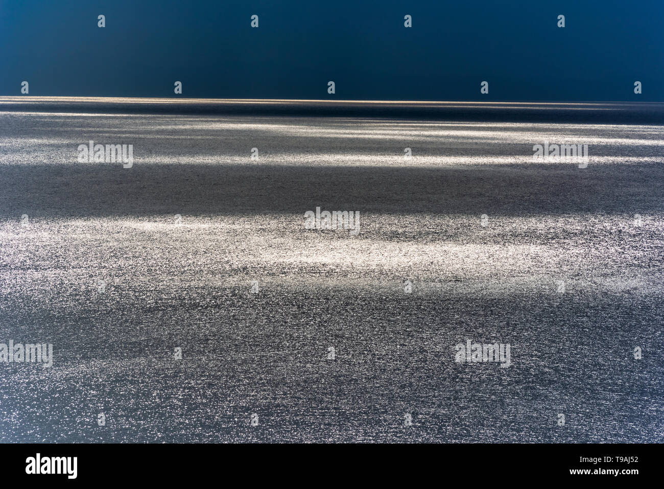 Tricks von Licht auf das Meer Stockfoto