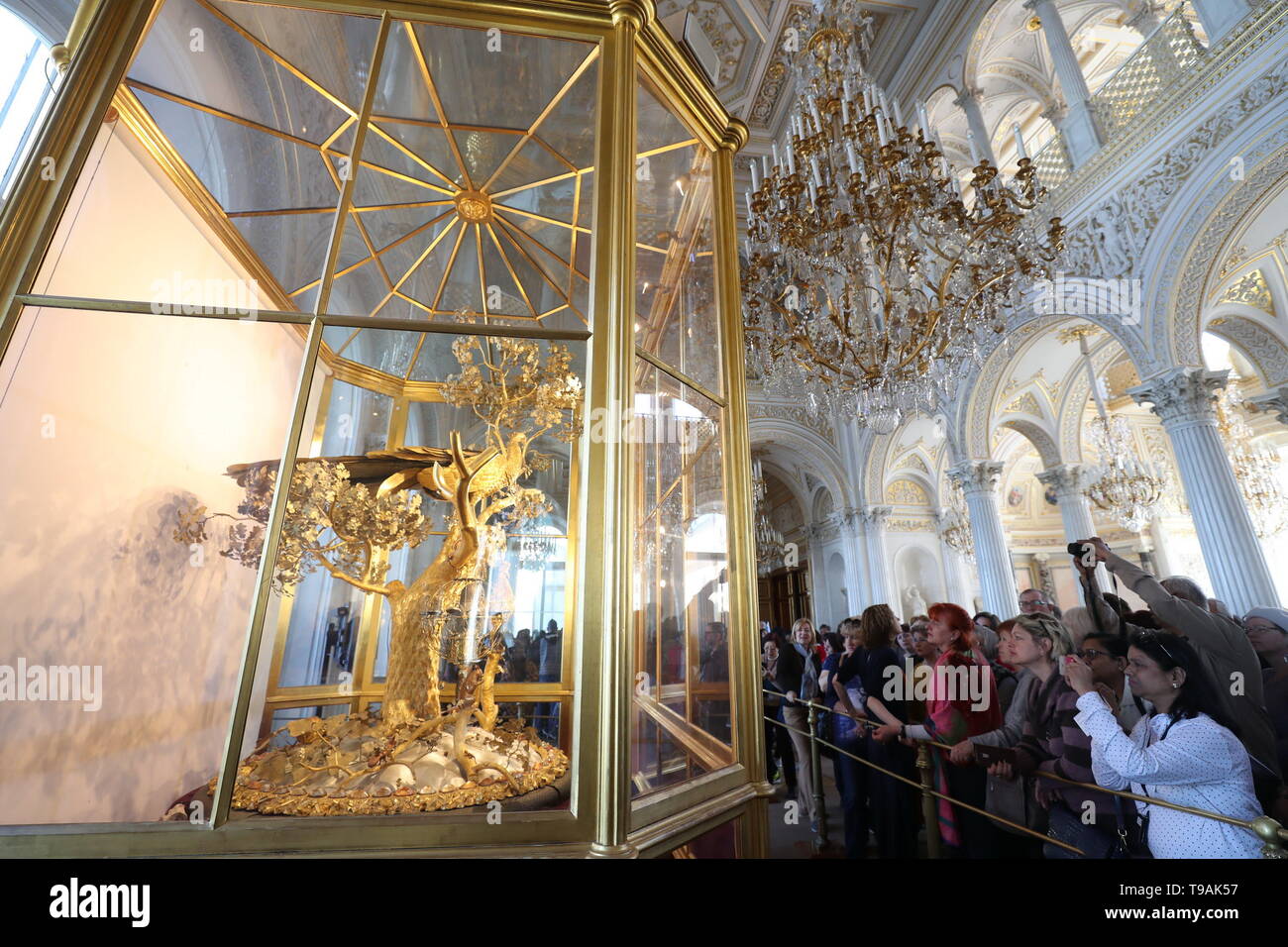 Peking, Russland. 15 Mai, 2019. Besucher Ansicht der Pfau in der Eremitage in St. Petersburg, Russland, 15. Mai 2019 angezeigt. Samstag kennzeichnet den Internationalen Museumstag. Credit: Lu Jinbo/Xinhua/Alamy leben Nachrichten Stockfoto
