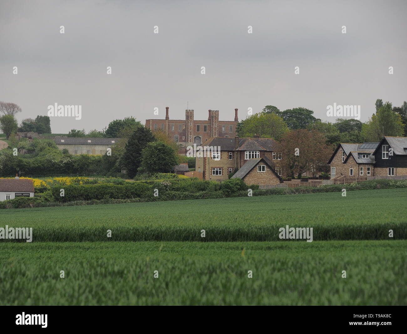 Eastchurch, Kent, Großbritannien. 17 Mai, 2019. UK Wetter: einem bewölkten Nachmittag in Eastchurch, Kent. Im Bild: der Blick Richtung Shurland Hall, wo Henry VIII. und Anne Boleyn ihre Flitterwochen verbracht. Credit: James Bell/Alamy leben Nachrichten Stockfoto