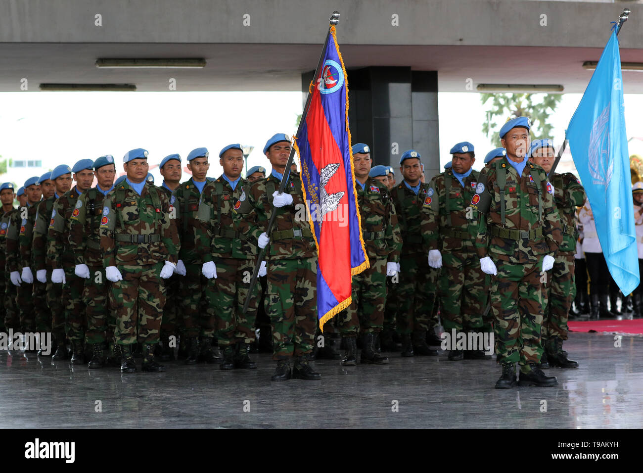 Phnom Penh, Kambodscha. 17 Mai, 2019. Kambodschanischen Friedenstruppen besuchen einen Platzverweis Zeremonie in Phnom Penh, Kambodscha, 17. Mai 2019. Kambodscha übermittelt der sechsten Partie von 298 Soldaten, darunter 25 Frauen, eine von den Vereinten Nationen (UN) in der vom Krieg zerrissenen Westafrikanischen Nation von Mali am Freitag. Credit: Sovannara/Xinhua/Alamy leben Nachrichten Stockfoto