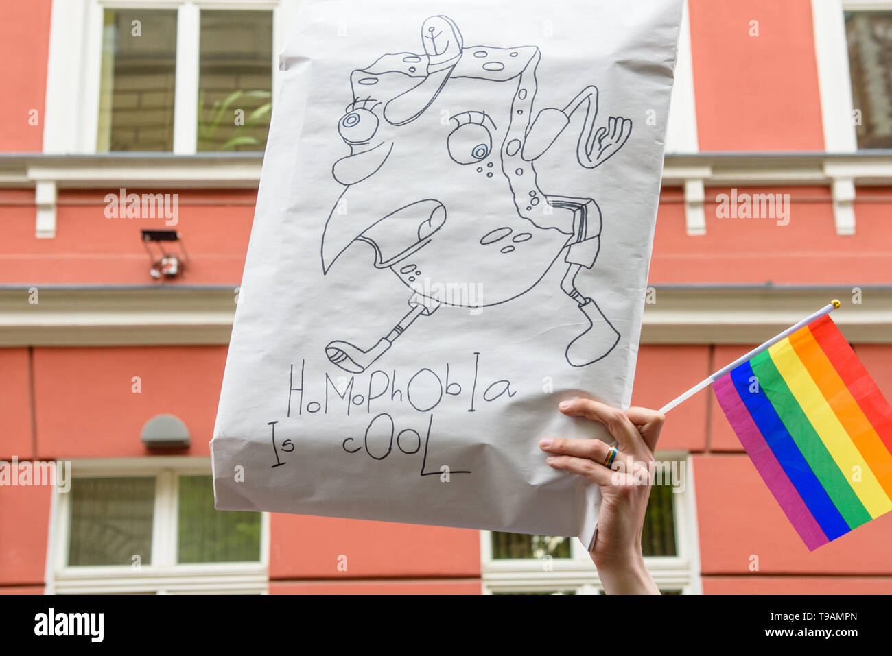 Riga, Lettland. 17. Mai 2019. Protest vor dem Parlament von Lettland. Internationaler Tag gegen Homophobie und Transophobia. Credit: gints Ivuskans/Alamy leben Nachrichten Stockfoto