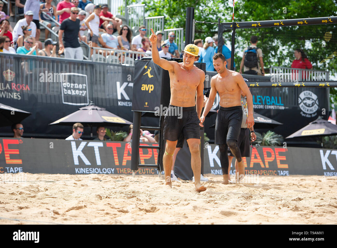 Austin, TX, USA. 17 Mai, 2019. Gabe Ospina und Paul Lotman feiern ein während der AVP Gewinner Halterung, die am Krieg Feld in Austin, TX gewinnen. Mario Cantu/CSM/Alamy leben Nachrichten Stockfoto