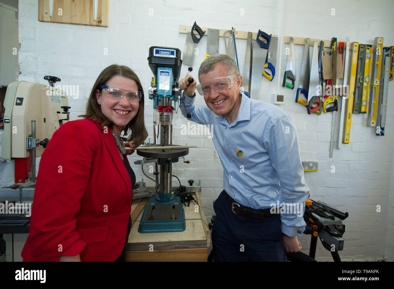 Glasgow, UK. 17. Mai 2019. Während die psychische Gesundheit Bewußtsein Woche, schottische Liberaldemokraten, Willie Rennie und Liberalen Demokraten Deupty Führer, Jo Swinson besuchen Milngavie & Bearsden's Men's Schuppen psychische Gesundheit Initiative zu markieren Sie die Ausgaben konzentrieren wir uns auf die anstelle von Brexit sein sollte. Willie Rennie sagte: "Wir brauchen einen Anschlag zu Brexit und der SNP Pläne für konstitutionelle Chaos zu setzen, damit wir uns auf das Wesentliche konzentrieren können; Investitionen in die geistige Bildung und die Gesundheit der Menschen und Wohlbefinden". Die Männer Werfen Bewegung hat Mitten über dem Land eröffnet. Credit: Colin Fisher/Alamy leben Nachrichten Stockfoto