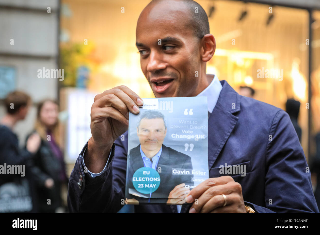 London, UK, 17. Mai 2019. Chuka Umunna mit Change de Gebrauchsinformation von Gavin Esler. Ändern UK (vormals die unabhängige Gruppe) Kampagne in Argyll Street in der Nähe von Oxford Circus in London, als Teil ihrer Wahlen zum Europäischen Bemühungen. Chuka Umunna MP, der ehemalige Kriegsberichterstatter und unabhängigen MP Martin Bell, ändern Sie das BRITISCHE MDEP Kandidat Gavin Esler, und ändern Sie die britische Abgeordnete Kandidaten für London hand aus Prospekten und Chat in der Öffentlichkeit als Teil der EU-Wahlkampf. Credit: Imageplotter/Alamy leben Nachrichten Stockfoto