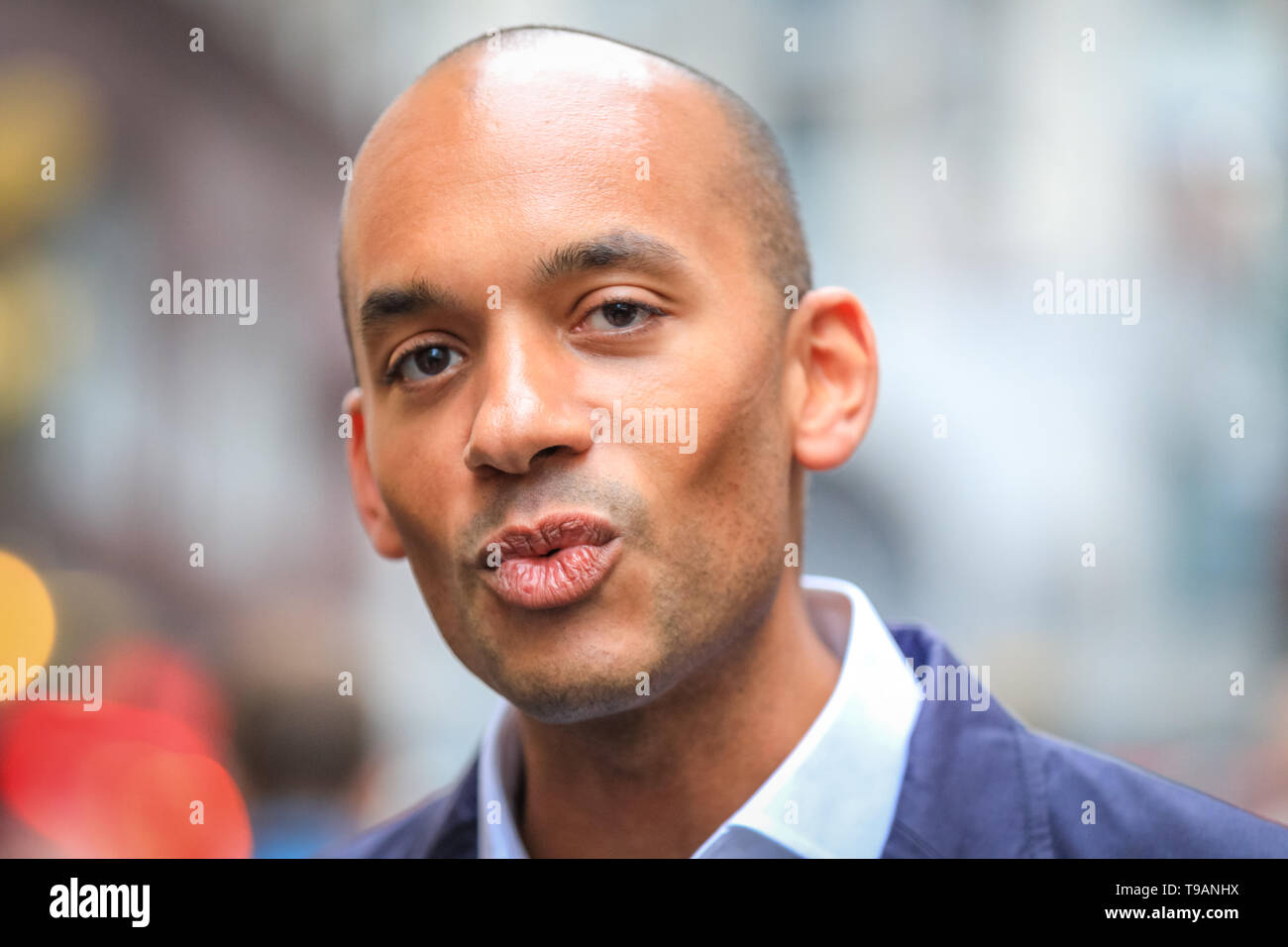 London, UK, 17. Mai 2019. Chuka Umunna, MP, unterstützt seine Parteifreunde. Ändern UK (vormals die unabhängige Gruppe) Kampagne in Argyll Street in der Nähe von Oxford Circus in London, als Teil ihrer Wahlen zum Europäischen Bemühungen. Chuka Umunna MP, der ehemalige Kriegsberichterstatter und unabhängigen MP Martin Bell, ändern Sie das BRITISCHE MDEP Kandidat Gavin Esler, und ändern Sie die britische Abgeordnete Kandidaten für London hand aus Prospekten und Chat in der Öffentlichkeit als Teil der EU-Wahlkampf. Credit: Imageplotter/Alamy leben Nachrichten Stockfoto