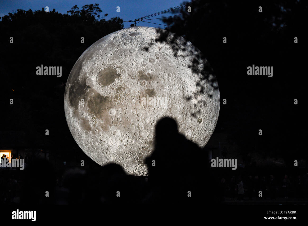 Brighton UK 17. Apr 2019 - Massen um Queens Park Teich in Brighton versammelten sich an diesem Abend das Brighton Festival Veranstaltung 'Museum der Mond' des Künstlers Luke Jerram, die zum 50. Jahrestag der Mondlandung gefeiert zu beobachten. Der Mond beleuchtet, über das Wochenende werden, begleitet von Musik des Komponisten Dan Jones. Foto: Simon Dack/Alamy leben Nachrichten Stockfoto