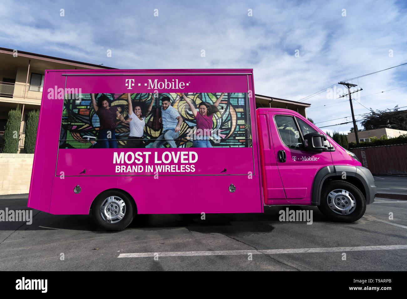 Februar 14, 2019 - Los Angeles, CA, United States - EIN T-Mobile van außerhalb von T-Mobile Stores in Los Angeles gesehen. (Bild: © RONEN Tivony/SOPA Bilder über ZUMA Draht) Stockfoto