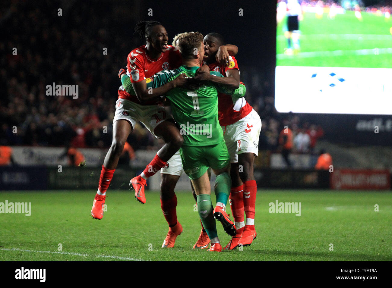 Dillon Philips, der torwart von Charlton Athletic wird von Kameraden gemobbt, da Sie nach der Mannschaft feiern gewinnen das Elfmeterschießen. EFL Skybet Fußball Liga 1 Play off Halbfinale, 2 Bein übereinstimmen, Charlton Athletic v Doncaster Rovers im Tal in London am Freitag, 17. Mai 2019. Dieses Bild dürfen nur für redaktionelle Zwecke verwendet werden. Nur die redaktionelle Nutzung, eine Lizenz für die gewerbliche Nutzung erforderlich. Keine Verwendung in Wetten, Spiele oder einer einzelnen Verein/Liga/player Publikationen. pic von Steffan Bowen/Andrew Orchard sport Fotografie/Alamy leben Nachrichten Stockfoto