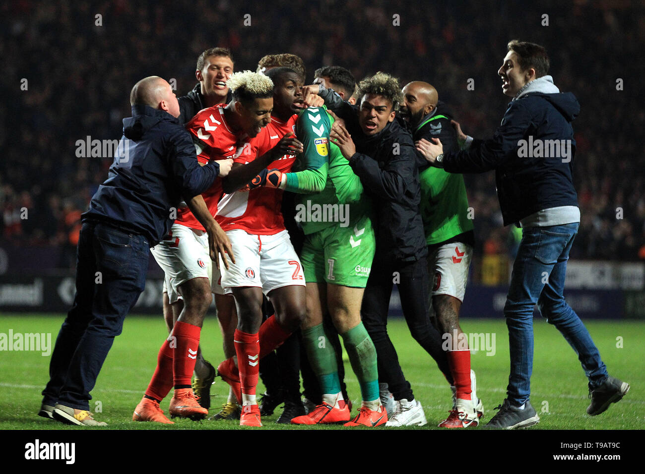 Dillon Philips, der torwart von Charlton Athletic (Mitte) wird von Mitspielern und Fans angepöbelt, wie Sie feiern das Elfmeterschießen heraus gewinnen. EFL Skybet Fußball Liga 1 Play off Halbfinale, 2 Bein übereinstimmen, Charlton Athletic v Doncaster Rovers im Tal in London am Freitag, 17. Mai 2019. Dieses Bild dürfen nur für redaktionelle Zwecke verwendet werden. Nur die redaktionelle Nutzung, eine Lizenz für die gewerbliche Nutzung erforderlich. Keine Verwendung in Wetten, Spiele oder einer einzelnen Verein/Liga/player Publikationen. pic von Steffan Bowen/Andrew Orchard sport Fotografie/Alamy leben Nachrichten Stockfoto