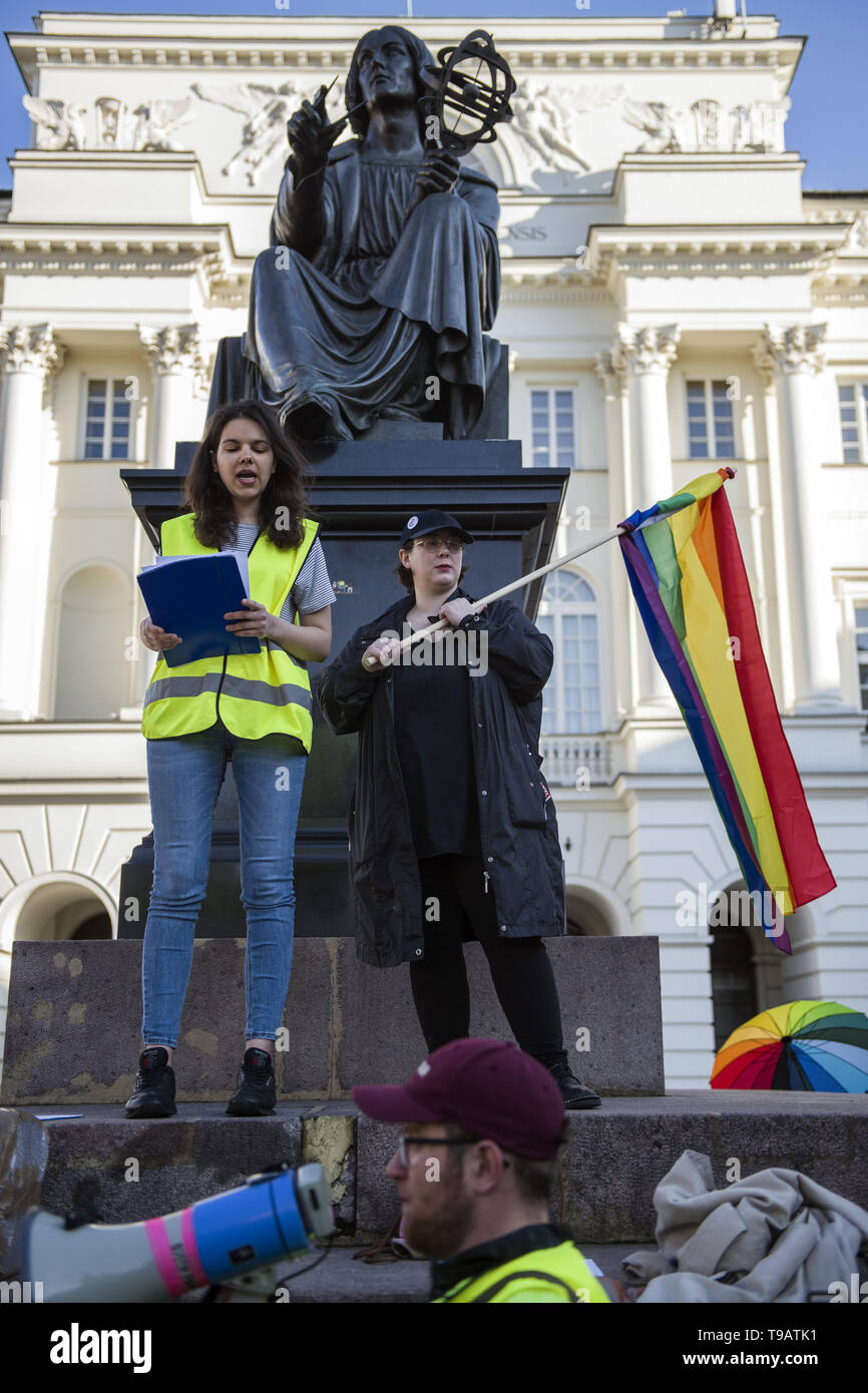 Warszawa, Mazowieckie, Polen. 17 Mai, 2019. Eine LGBTQ Aktivist beobachtet, als er auf die Demonstranten während der Demonstration. Der Internationale Tag gegen Homophobie, Biphobia Transphobia und rund um die Welt gefeiert wird. Dieses Datum erinnert an die Streichung von Homosexualität aus der Internationalen Klassifikation der Krankheiten der Weltgesundheitsorganisation am 17. Mai 1990. Dutzende von lgbtq Aktivisten und Unterstützer in Warschau versammelten ihre Opposition gegen die wachsende Welle von Hass gegen die nicht-heteronormative Menschen und Elzbieta Podlesna, ein Aktivist, der vor Kurzem für Design verhaftet wurde, um zu zeigen Stockfoto