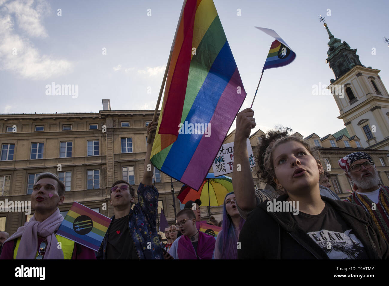 Warszawa, Mazowieckie, Polen. 17 Mai, 2019. Die Demonstranten werden gesehen, winkende Regenbogenfahnen während der Demonstration. Der Internationale Tag gegen Homophobie, Biphobia Transphobia und rund um die Welt gefeiert wird. Dieses Datum erinnert an die Streichung von Homosexualität aus der Internationalen Klassifikation der Krankheiten der Weltgesundheitsorganisation am 17. Mai 1990. Dutzende von lgbtq Aktivisten und Unterstützer in Warschau versammelten ihre Opposition gegen die wachsende Welle von Hass gegen die nicht-heteronormative Menschen und Elzbieta Podlesna, ein Aktivist, der vor Kurzem für das Entwerfen und dis verhaftet wurde, um zu zeigen Stockfoto