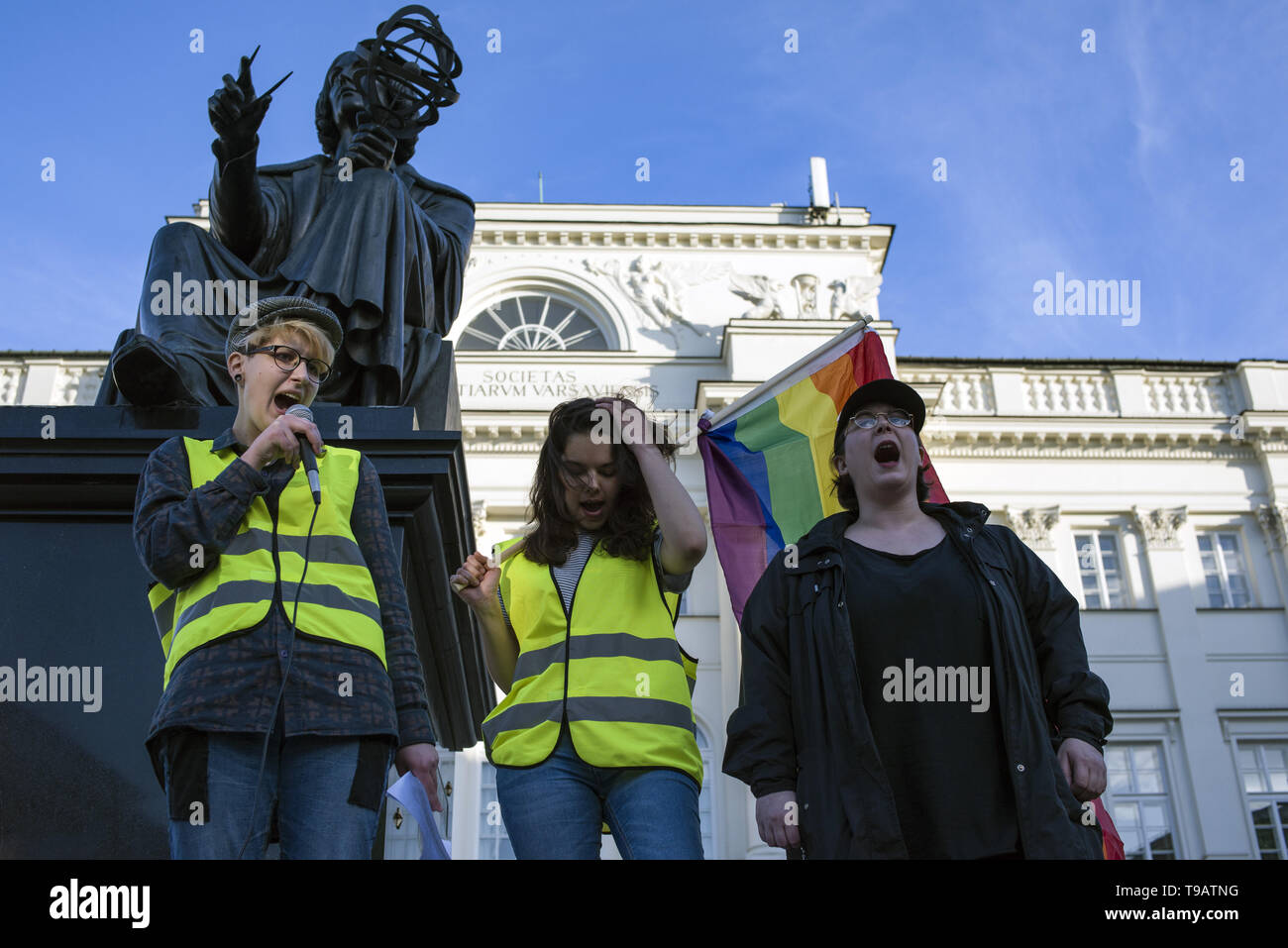 Warszawa, Mazowieckie, Polen. 17 Mai, 2019. Eine LGBTQ Aktivist beobachtet, als er auf die Demonstranten während der Demonstration. Der Internationale Tag gegen Homophobie, Biphobia Transphobia und rund um die Welt gefeiert wird. Dieses Datum erinnert an die Streichung von Homosexualität aus der Internationalen Klassifikation der Krankheiten der Weltgesundheitsorganisation am 17. Mai 1990. Dutzende von lgbtq Aktivisten und Unterstützer in Warschau versammelten ihre Opposition gegen die wachsende Welle von Hass gegen die nicht-heteronormative Menschen und Elzbieta Podlesna, ein Aktivist, der vor Kurzem für Design verhaftet wurde, um zu zeigen Stockfoto