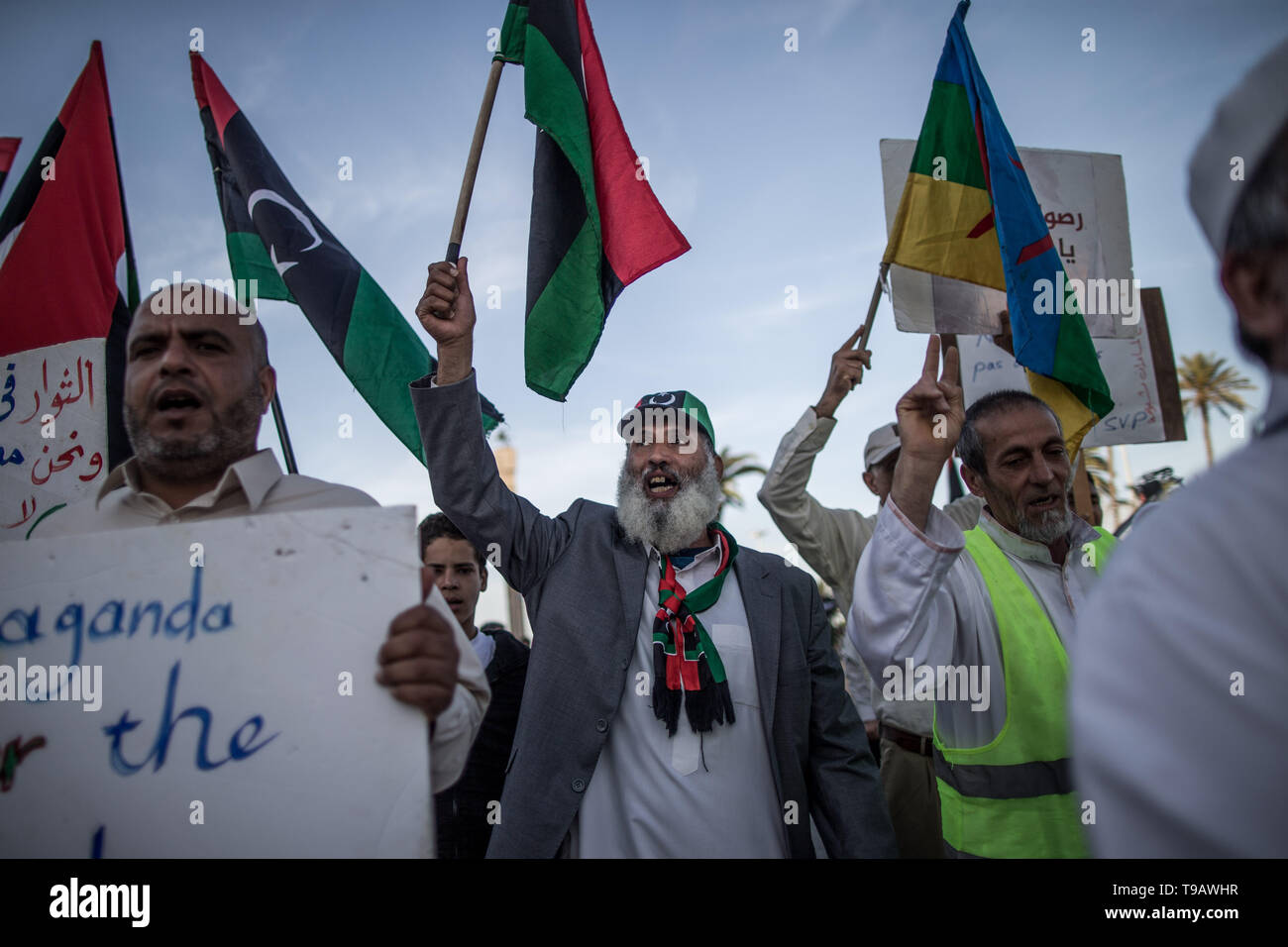 Tripolis, Libyen. 17 Mai, 2019. Menschen nehmen an einem Protest gegen die militärische Offensive angeführt von Libyschen National Army commander Khalifa Haftar, Märtyrer" Platz in Tripolis, Libyen, am 17. Mai 2019. Credit: Amru Salahuddien/Xinhua/Alamy leben Nachrichten Stockfoto