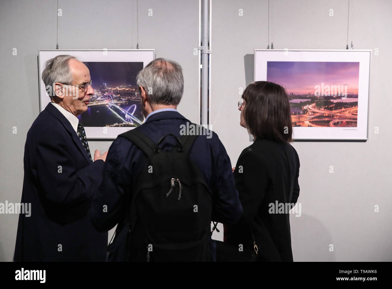 Berlin, Deutschland. 17 Mai, 2019. Besucher sprechen vor Bilder während der Nanjing Kultur und Tourismus Wochen im chinesischen Kulturzentrum in Berlin, Hauptstadt der Bundesrepublik Deutschland, am 17. Mai 2019. Credit: Shan Yuqi/Xinhua/Alamy leben Nachrichten Stockfoto