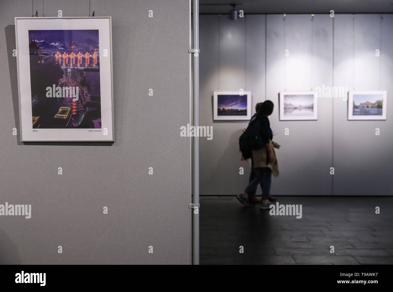 Berlin, Deutschland. 17 Mai, 2019. Besucher Blick auf Bilder während der Nanjing Kultur und Tourismus Wochen im chinesischen Kulturzentrum in Berlin, Hauptstadt der Bundesrepublik Deutschland, am 17. Mai 2019. Credit: Shan Yuqi/Xinhua/Alamy leben Nachrichten Stockfoto