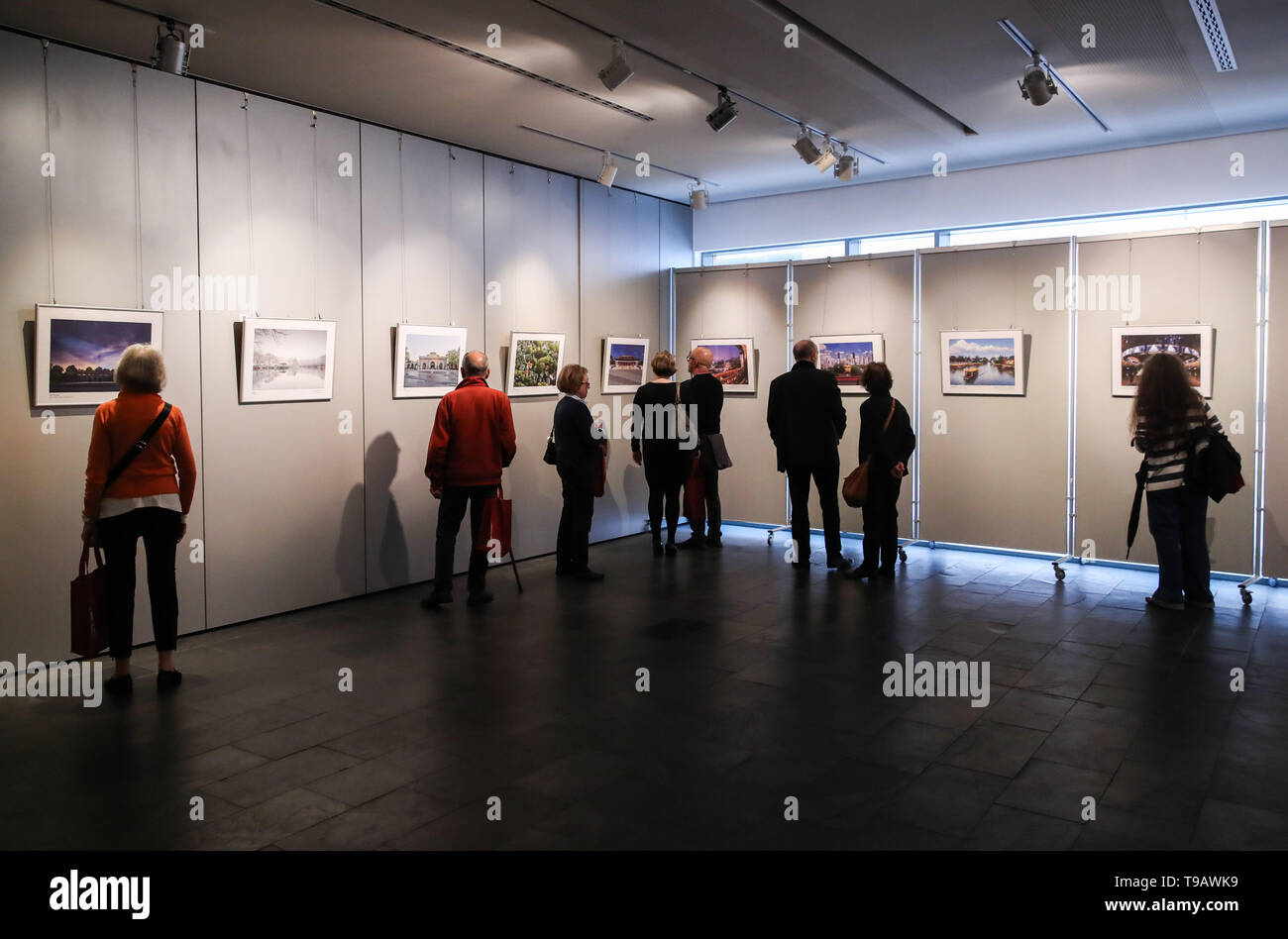 Berlin, Deutschland. 17 Mai, 2019. Besucher Blick auf Bilder während der Nanjing Kultur und Tourismus Wochen im chinesischen Kulturzentrum in Berlin, Hauptstadt der Bundesrepublik Deutschland, am 17. Mai 2019. Credit: Shan Yuqi/Xinhua/Alamy leben Nachrichten Stockfoto
