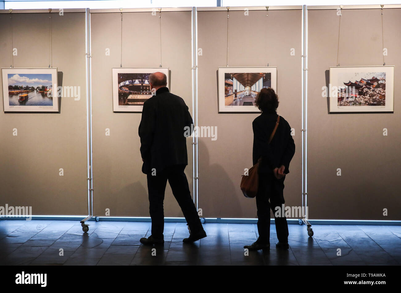 Berlin, Deutschland. 17 Mai, 2019. Besucher Blick auf Bilder während der Nanjing Kultur und Tourismus Wochen im chinesischen Kulturzentrum in Berlin, Hauptstadt der Bundesrepublik Deutschland, am 17. Mai 2019. Credit: Shan Yuqi/Xinhua/Alamy leben Nachrichten Stockfoto