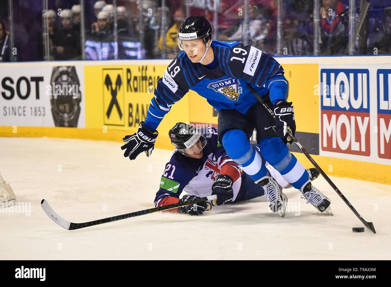 Kosice. 17 Mai, 2019. Mike Hammond (L) von Großbritannien packt Veli-Matti Savinainen Finnlands während der 2019 IIHF Eishockey WM Slowakei Gruppe ein Spiel zwischen Finnland und Großbritannien bei Steel Arena am 17. Mai 2019 in Kosice, Slowakei. Finnland gewann 5-0. Credit: Lukasz Laskowski/Xinhua/Alamy leben Nachrichten Stockfoto