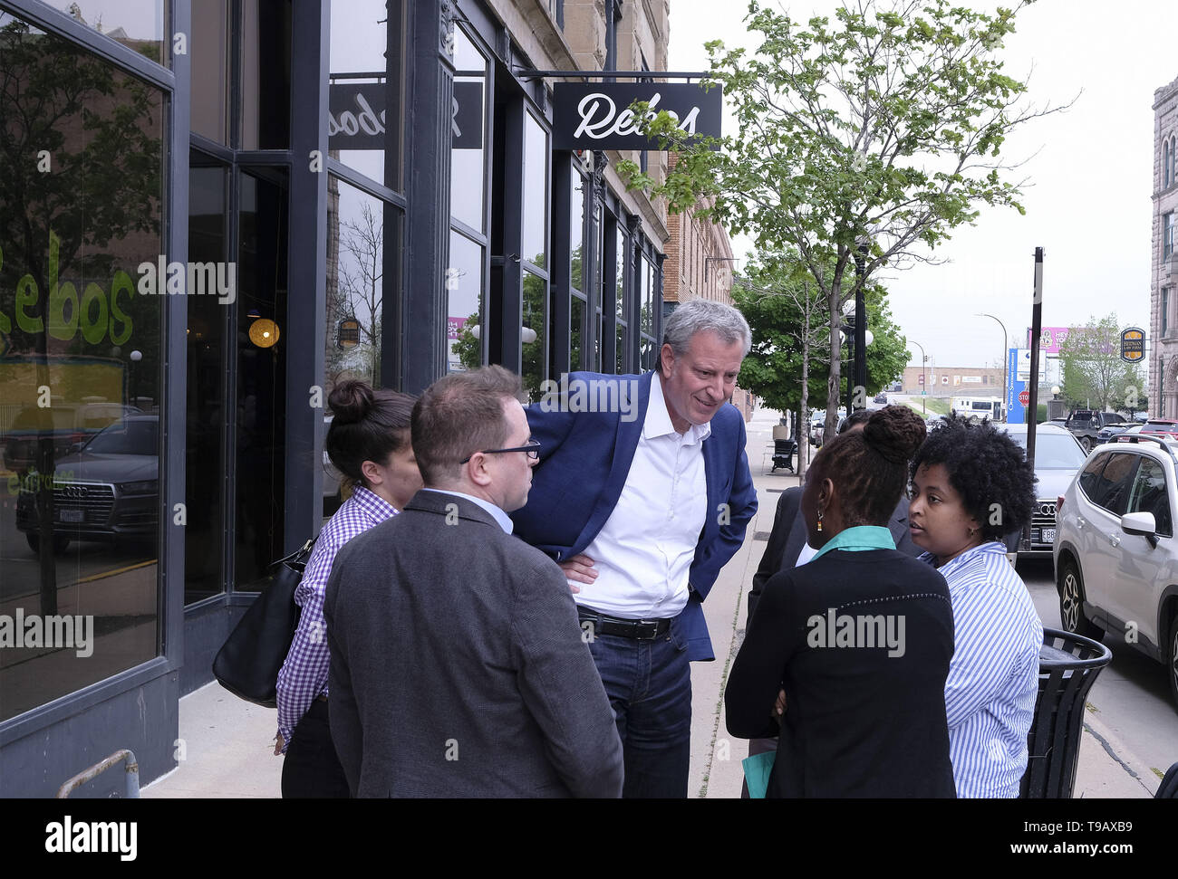 Sioux City, Iowa, USA. 17 Mai, 2019. New York City Bürgermeister Bill DE BLASIO, Mitte, spricht mit seiner Frau CHIRLANE MCCRAY, Vordergrund rücken, und das Personal vor dem Treffen lokale Demokraten in der Innenstadt von Sioux City, Iowa nach seinem Lauf für die 2020 Präsidentschaftswahl erklärt, Samstag, 18. Mai 2019. Quelle: Jerry Mennenga/ZUMA Draht/Alamy leben Nachrichten Stockfoto