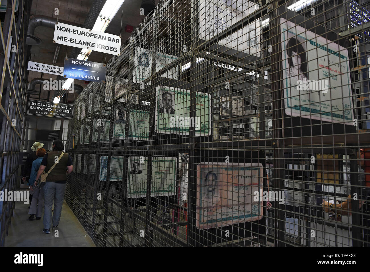 Peking, China. 17 Mai, 2019. Foto am 17. Mai 2019 zeigt vergrößerte Südafrikanischen Bürger ID-Karten in verschiedenen Farben von der Apartheid in das Apartheid Museum in Johannesburg, Südafrika. Das Apartheid Museum öffnet ein Fenster in die Vergangenheit Südafrikas Kampf gegen die Kolonialherrschaft, Ungerechtigkeiten und Rassentrennung, während im Brennpunkt: der Beginn einer Ära der Unabhängigkeit mit rassischen Integration und nur Regel markiert. 18. Mai markiert den Internationalen Museumstag. Credit: Chen Cheng/Xinhua/Alamy leben Nachrichten Stockfoto