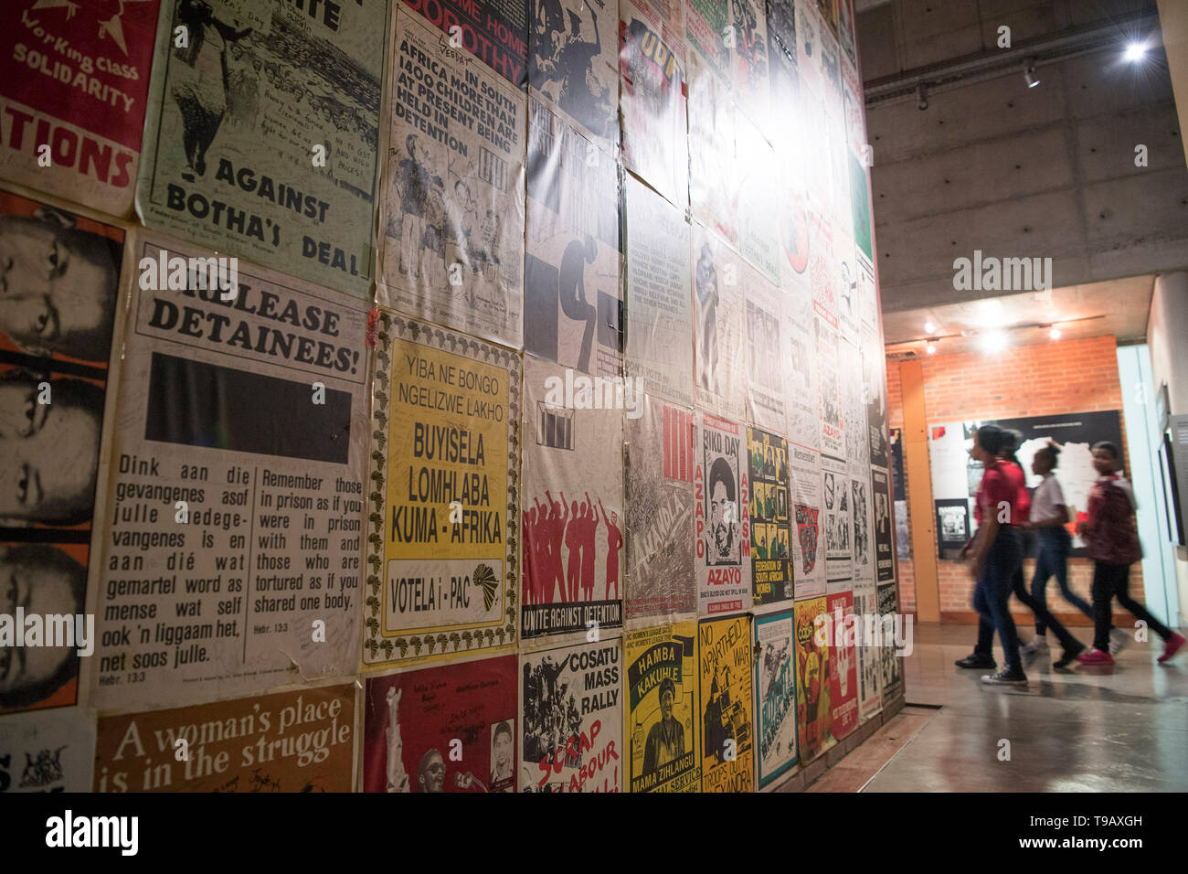 Peking, China. 17 Mai, 2019. Foto am 17. Mai 2019 zeigt eine Wand bedeckt mit Parolen aus der Apartheid in das Apartheid Museum in Johannesburg, Südafrika. Das Apartheid Museum öffnet ein Fenster in die Vergangenheit Südafrikas Kampf gegen die Kolonialherrschaft, Ungerechtigkeiten und Rassentrennung, während im Brennpunkt: der Beginn einer Ära der Unabhängigkeit mit rassischen Integration und nur Regel markiert. 18. Mai markiert den Internationalen Museumstag. Credit: Chen Cheng/Xinhua/Alamy leben Nachrichten Stockfoto