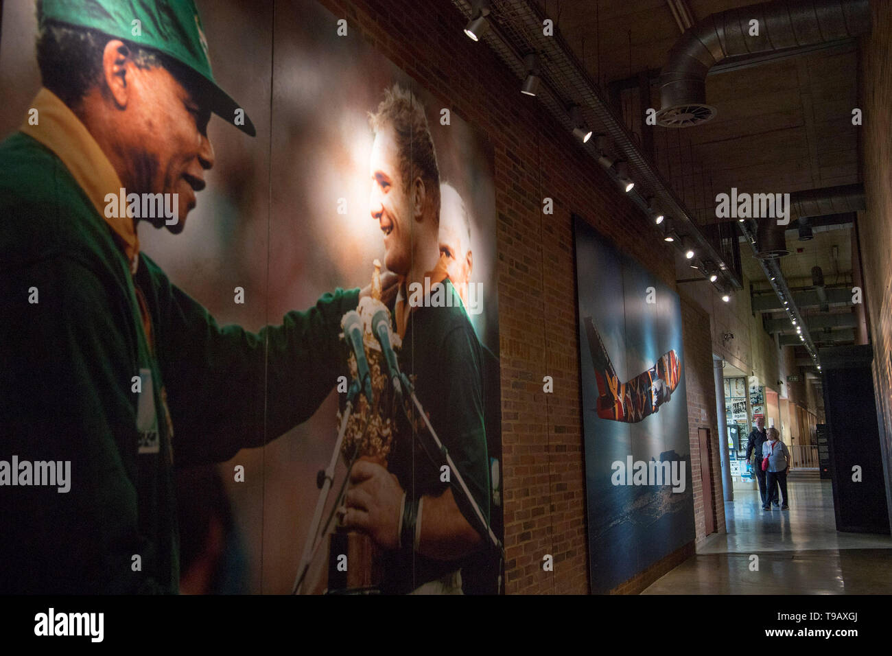 Peking, Südafrika. 17 Mai, 2019. Menschen besuchen das Apartheid Museum in Johannesburg, Südafrika, 17. Mai 2019. Das Apartheid Museum öffnet ein Fenster in die Vergangenheit Südafrikas Kampf gegen die Kolonialherrschaft, Ungerechtigkeiten und Rassentrennung, während im Brennpunkt: der Beginn einer Ära der Unabhängigkeit mit rassischen Integration und nur Regel markiert. 18. Mai markiert den Internationalen Museumstag. Credit: Chen Cheng/Xinhua/Alamy leben Nachrichten Stockfoto