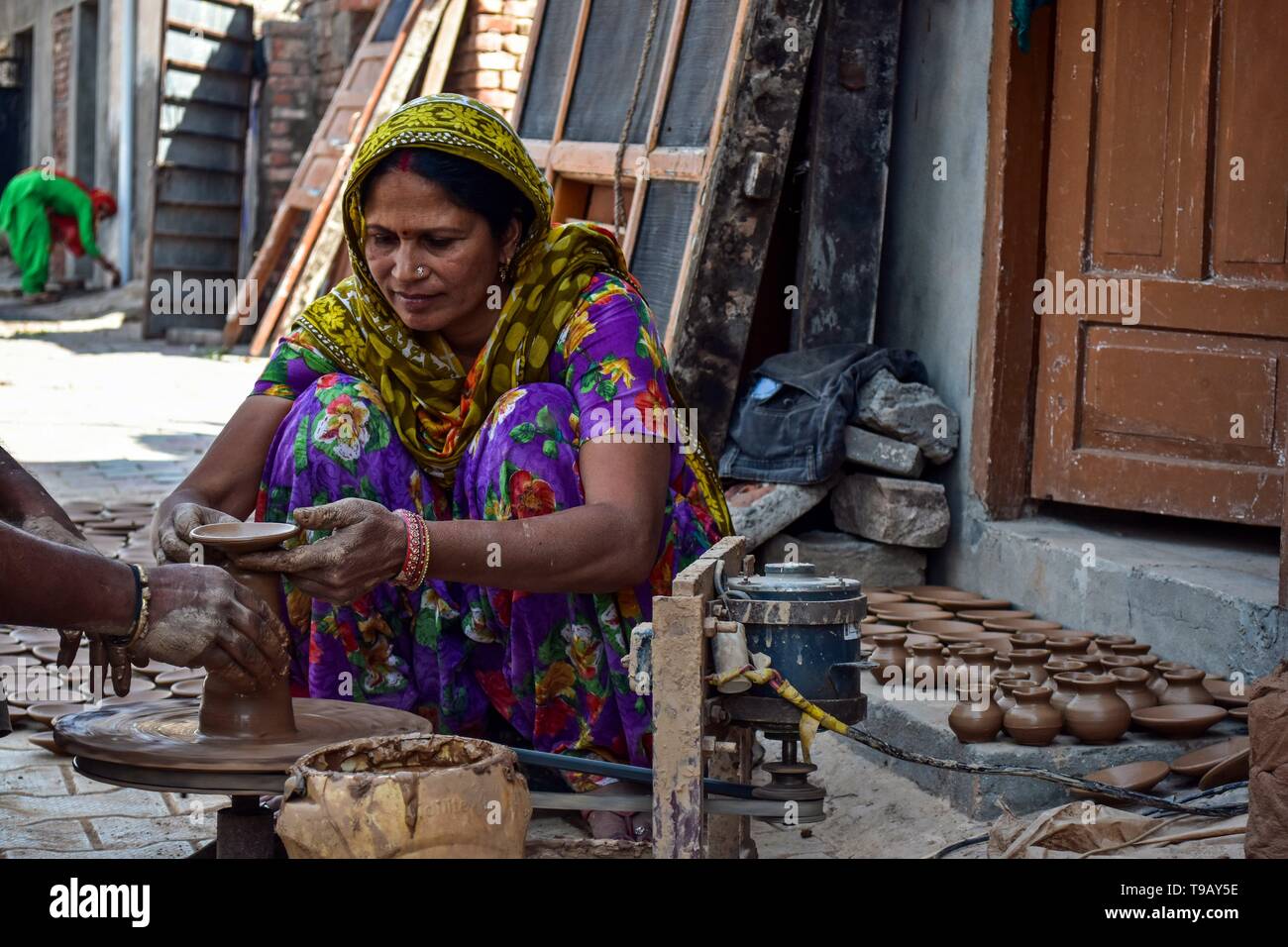 Eine indische Frau Potter gesehen die traditionelle irdenen Lampen und Töpfe in Patiala Bezirk von Punjab, Indien. Stockfoto