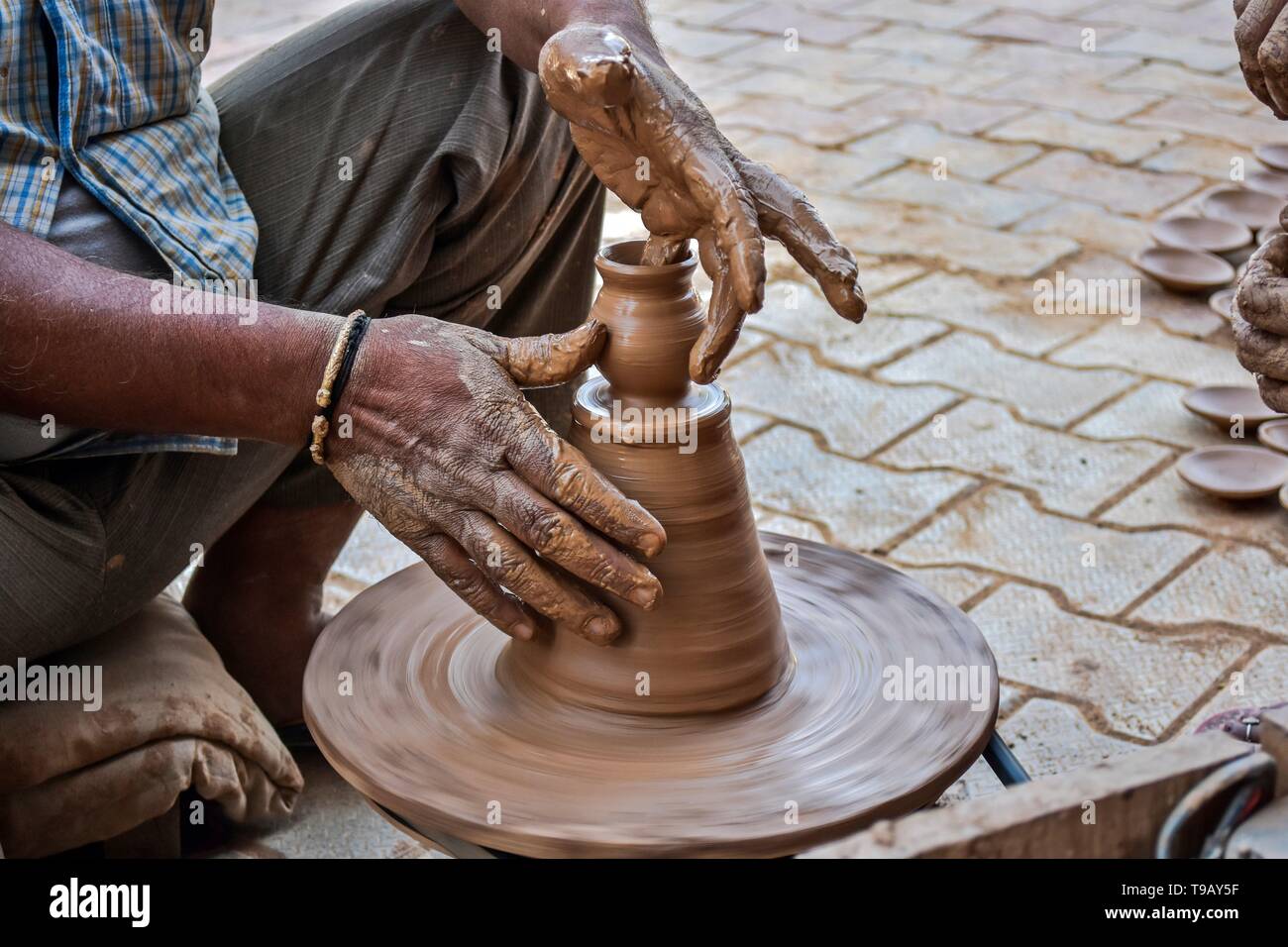 Eine indische Potter gesehen einen irdenen Topf in Patiala Bezirk von Punjab, Indien. Stockfoto