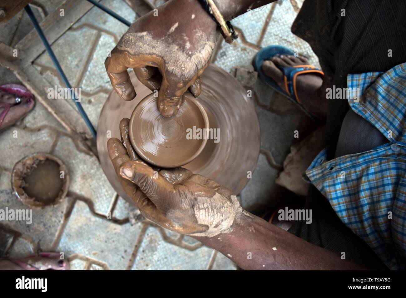 Eine indische Potter gesehen, einen traditionellen irdenen Lampe in Patiala Bezirk von Punjab, Indien. Stockfoto