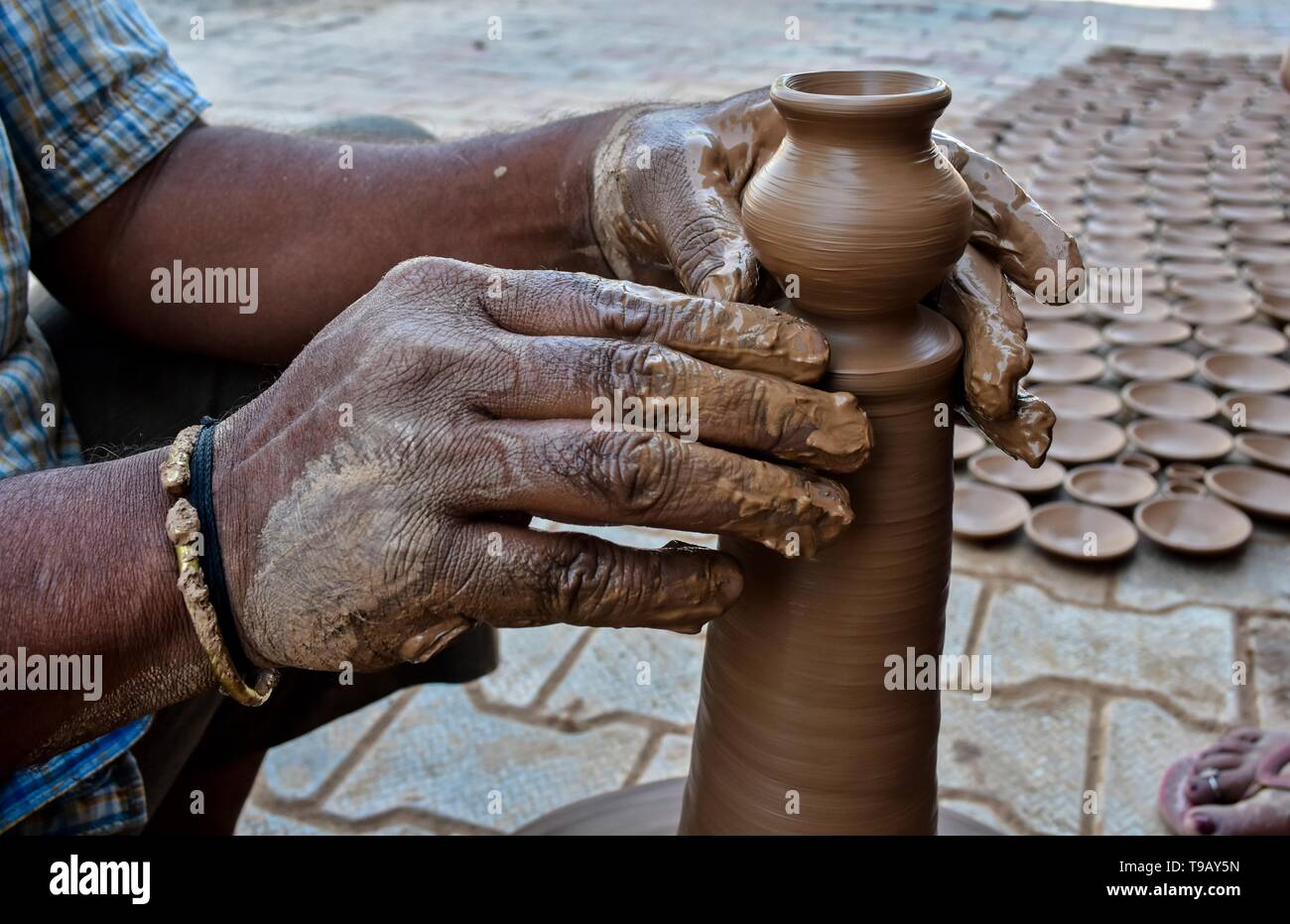 Eine indische Potter gesehen einen irdenen Topf in Patiala Bezirk von Punjab, Indien. Stockfoto