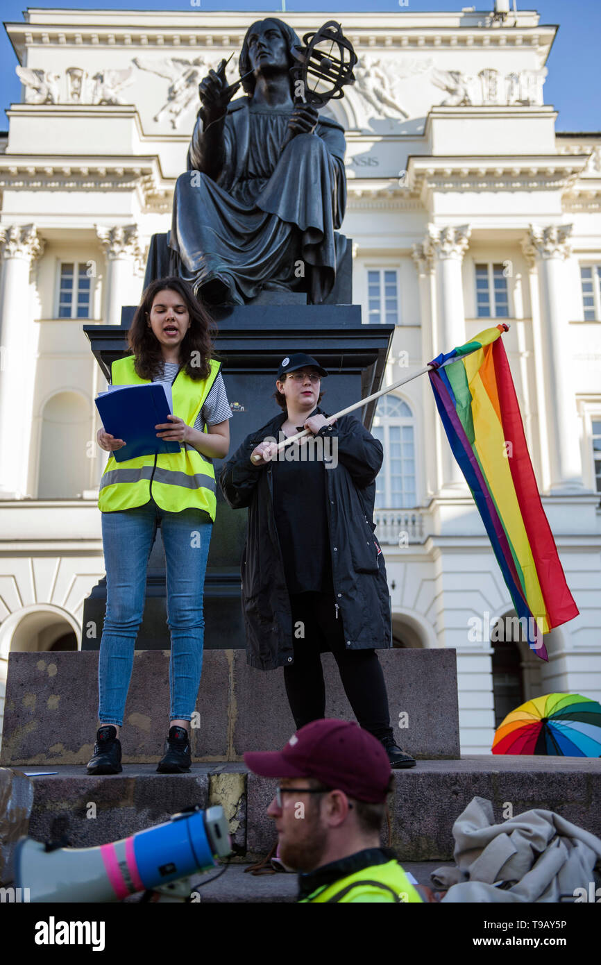 Eine LGBTQ Aktivist beobachtet, als er auf die Demonstranten während der Demonstration. Der Internationale Tag gegen Homophobie, Transphobia und Biphobia gefeiert wird rund um die Welt. Dieses Datum erinnert an die Streichung von Homosexualität aus der Internationalen Klassifikation der Krankheiten der Weltgesundheitsorganisation am 17. Mai 1990. Dutzende von lgbtq Aktivisten und Unterstützer in Warschau versammelten ihre Opposition gegen die wachsende Welle von Hass gegen die nicht-heteronormative Menschen und Elzbieta Podlesna, ein Aktivist, der vor kurzem für die Gestaltung und Verteilung von Plakaten der Jungfrau Maria wit verhaftet wurde, um zu zeigen Stockfoto