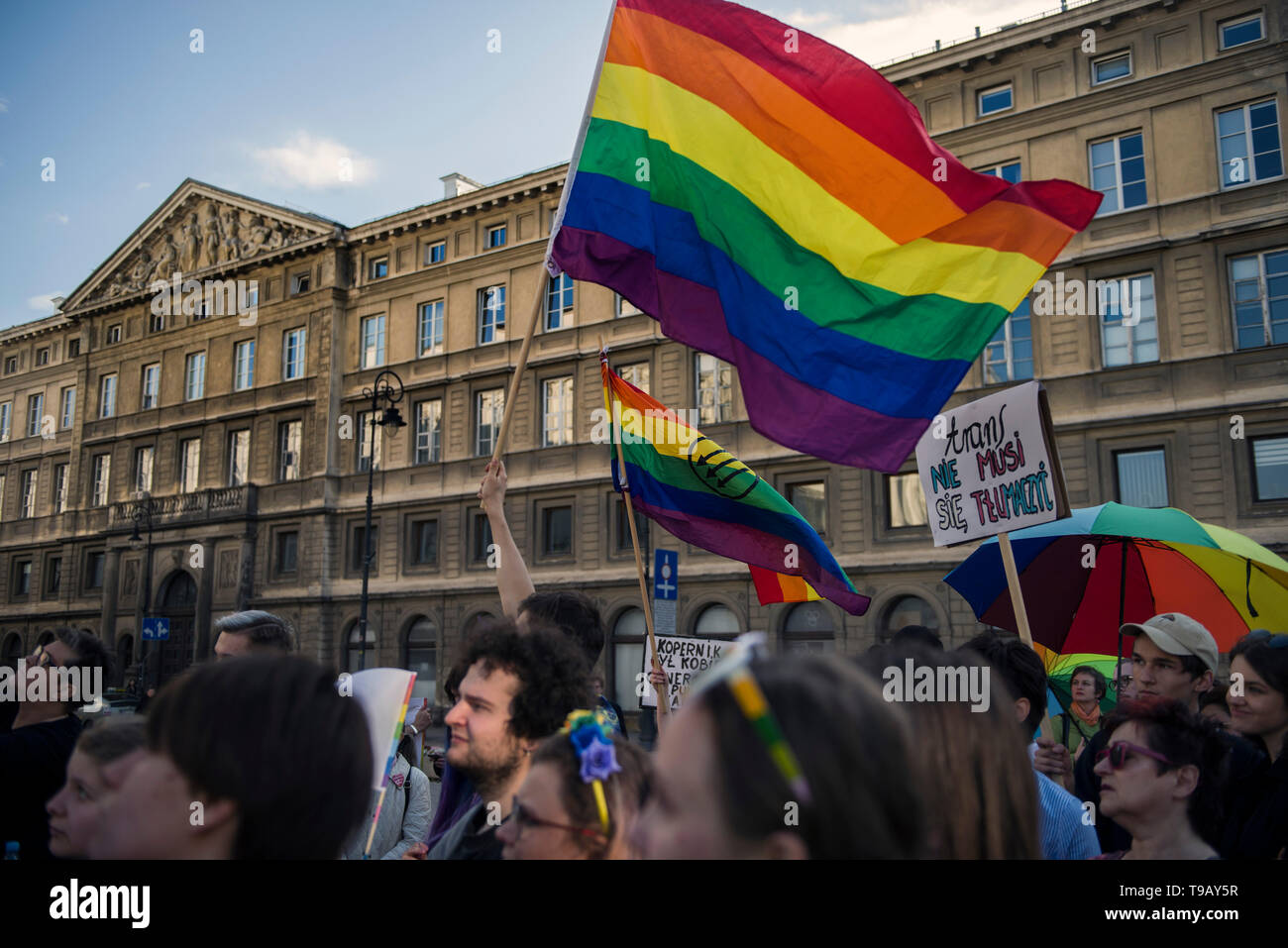 Die Demonstranten werden gesehen, winkende Regenbogenfahnen während der Demonstration. Der Internationale Tag gegen Homophobie, Transphobia und Biphobia gefeiert wird rund um die Welt. Dieses Datum erinnert an die Streichung von Homosexualität aus der Internationalen Klassifikation der Krankheiten der Weltgesundheitsorganisation am 17. Mai 1990. Dutzende von lgbtq Aktivisten und Unterstützer in Warschau versammelten ihre Opposition gegen die wachsende Welle von Hass gegen die nicht-heteronormative Menschen und Elzbieta Podlesna, ein Aktivist, der vor kurzem für die Gestaltung und Verteilung von Plakaten der Jungfrau Maria mit einem rainb verhaftet wurde, um zu zeigen Stockfoto