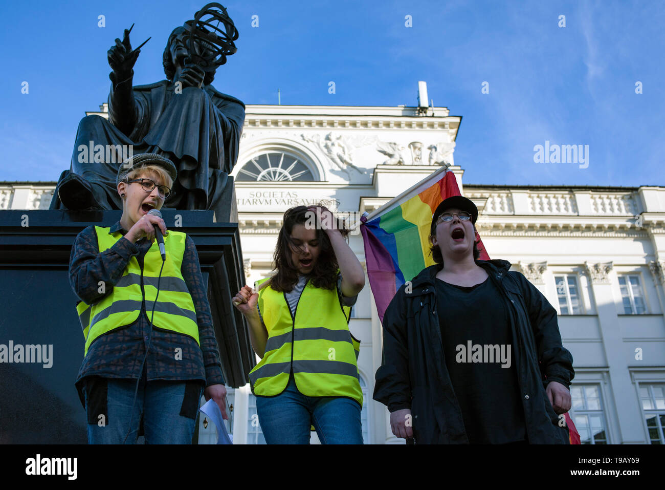 Eine LGBTQ Aktivist beobachtet, als er auf die Demonstranten während der Demonstration. Der Internationale Tag gegen Homophobie, Transphobia und Biphobia gefeiert wird rund um die Welt. Dieses Datum erinnert an die Streichung von Homosexualität aus der Internationalen Klassifikation der Krankheiten der Weltgesundheitsorganisation am 17. Mai 1990. Dutzende von lgbtq Aktivisten und Unterstützer in Warschau versammelten ihre Opposition gegen die wachsende Welle von Hass gegen die nicht-heteronormative Menschen und Elzbieta Podlesna, ein Aktivist, der vor kurzem für die Gestaltung und Verteilung von Plakaten der Jungfrau Maria wit verhaftet wurde, um zu zeigen Stockfoto