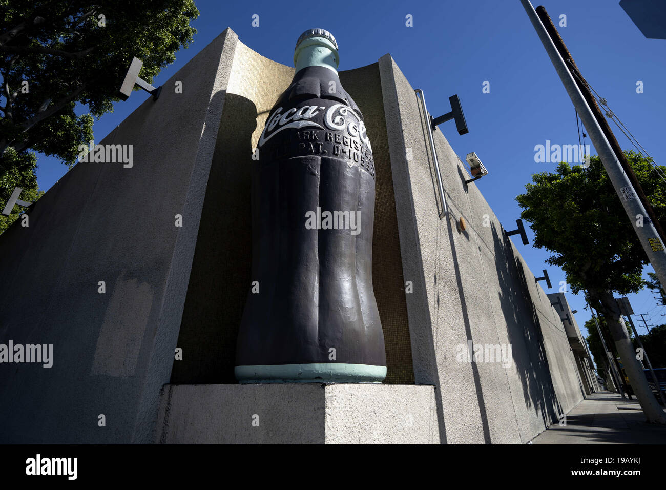 Los Angeles, CA, USA. 11 Feb, 2019. Eine Coca-Cola-Flasche Skulptur außerhalb der Coca-Cola Bottling Co. Gebäude in Los Angeles, Kalifornien. Credit: Ronen Tivony/SOPA Images/ZUMA Draht/Alamy leben Nachrichten Stockfoto