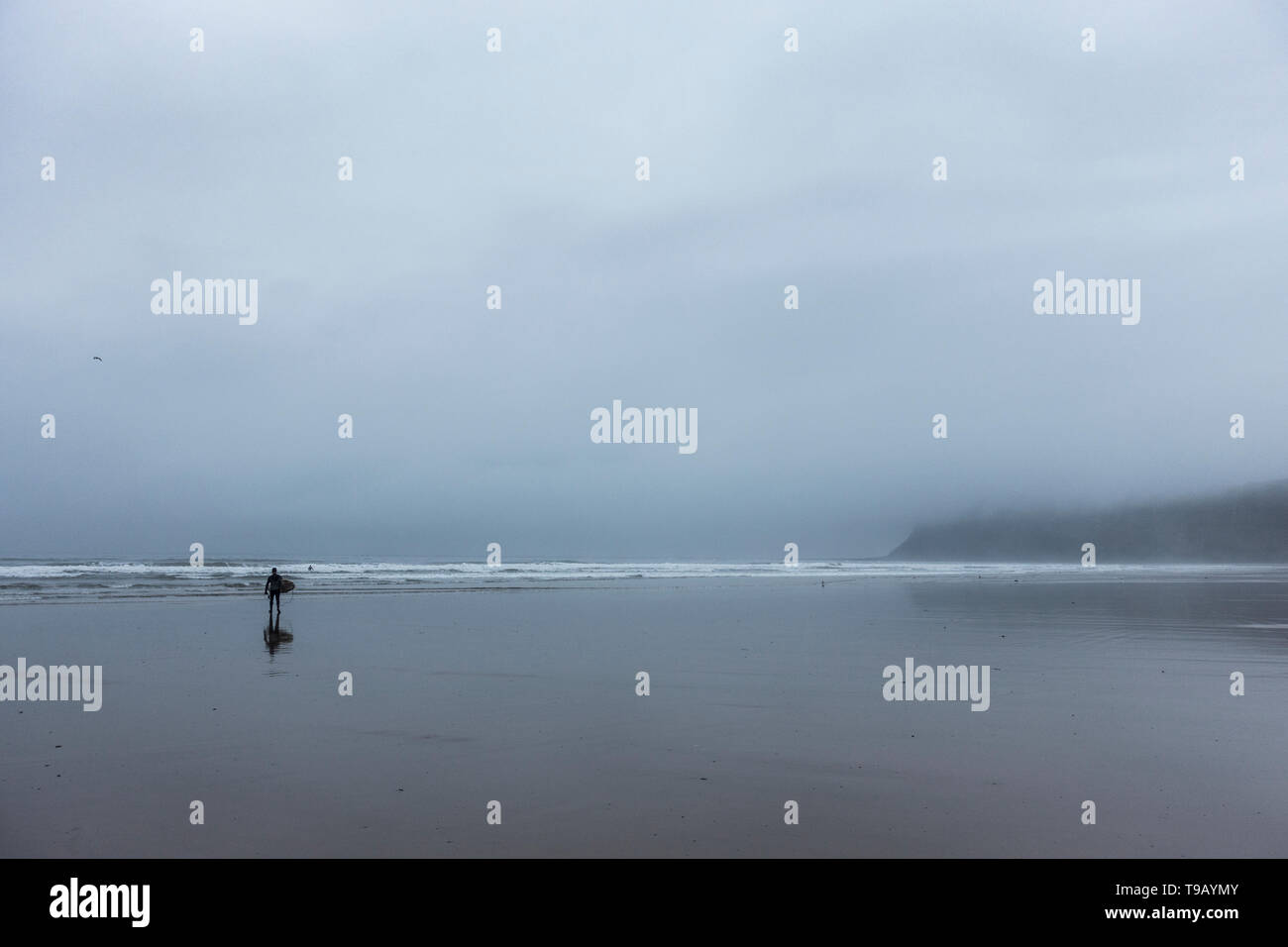 Surfer unter Nebel gehüllt Klippen an saltburn am Meer, North Yorkshire, England. Großbritannien Stockfoto